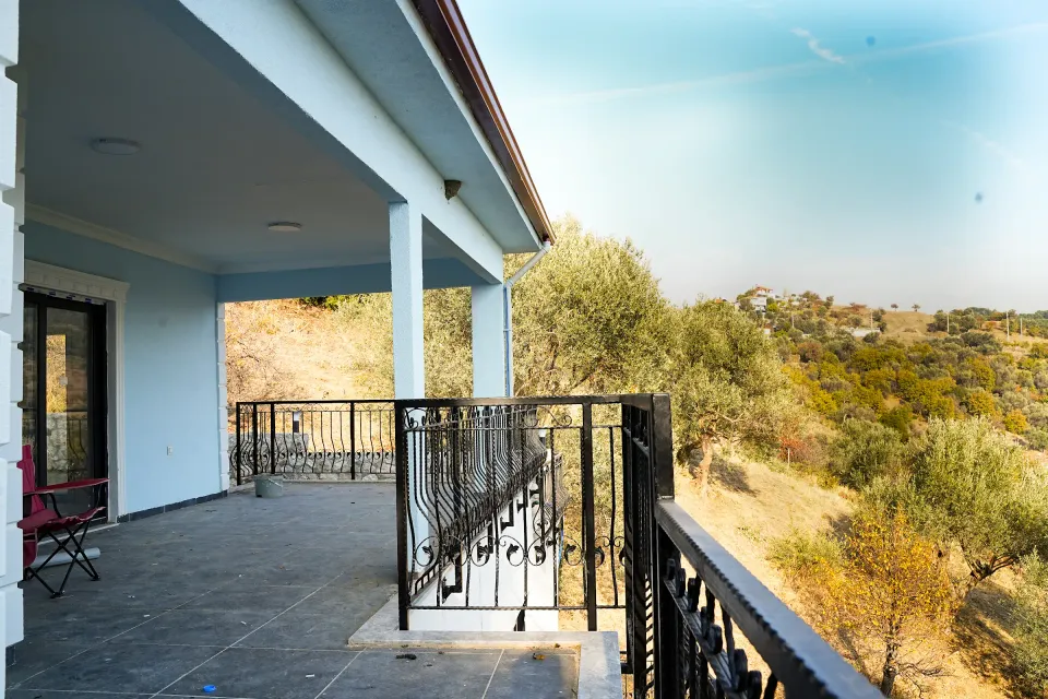 Taş dokulu bahçe evi — dış cephe ve yapı detayları