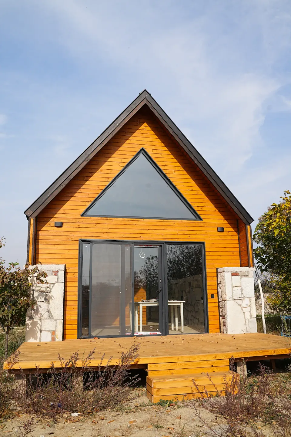 Kom Evi — dış cephe ve yapı detayları