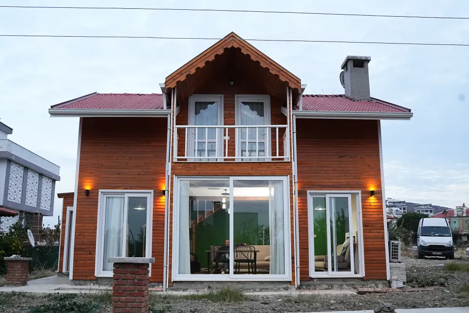 Balkonlu ahşap ev — dış cephe ve yapı detayları