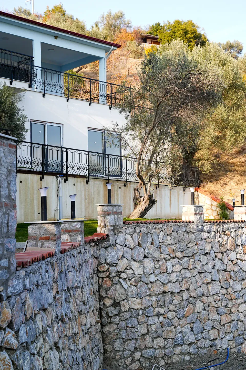 Taş dokulu bahçe evi — dış cephe ve yapı detayları