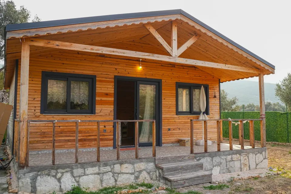 İsina Evi · Verandalı yaşam — dış cephe ve yapı detayları