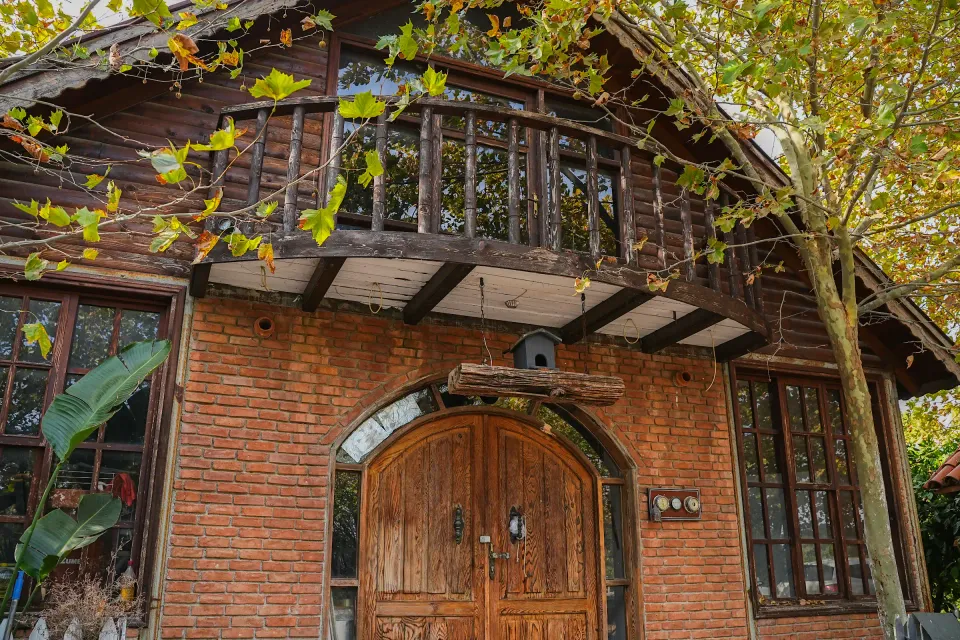 Rakani Evi · Ahşap ve tuğla — dış cephe ve yapı detayları