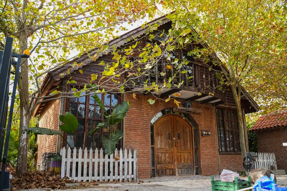 Rakani Evi · Ahşap ve tuğla — dış cephe ve yapı detayları