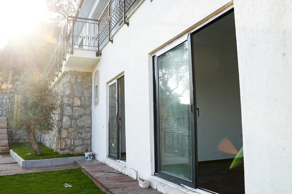 Taş dokulu bahçe evi — dış cephe ve yapı detayları