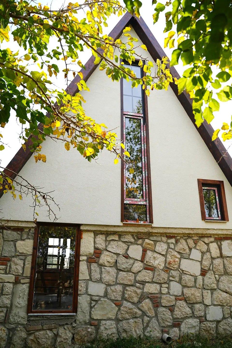 Tolimoni Evi · Üçgen çatı — dış cephe ve yapı detayları