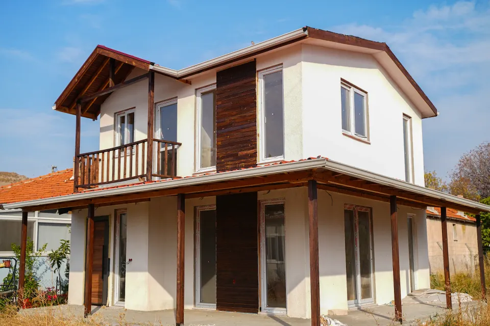 Balkonlu bahçe evi — dış cephe ve yapı detayları