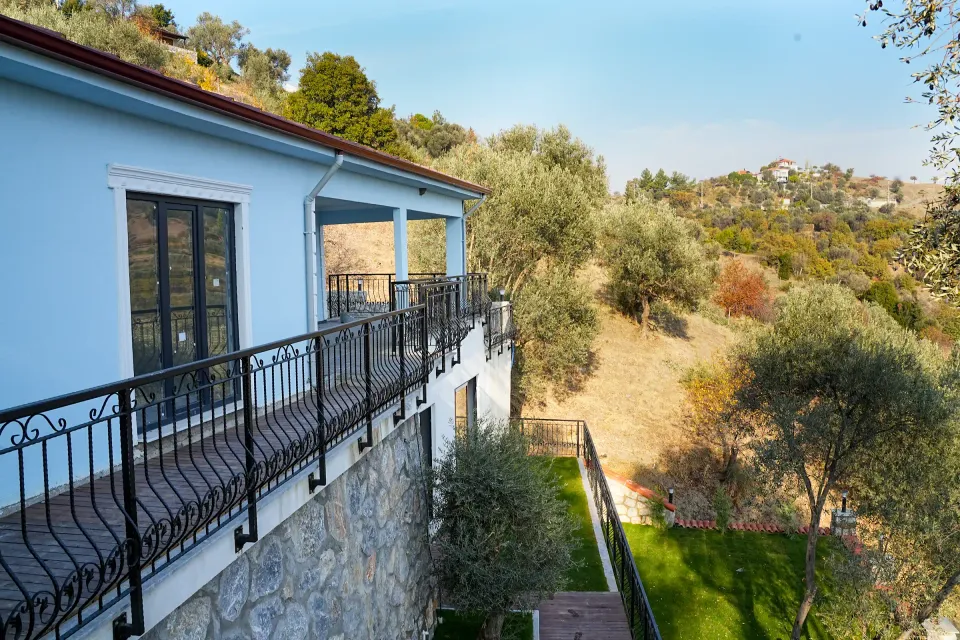 Taş dokulu bahçe evi — dış cephe ve yapı detayları