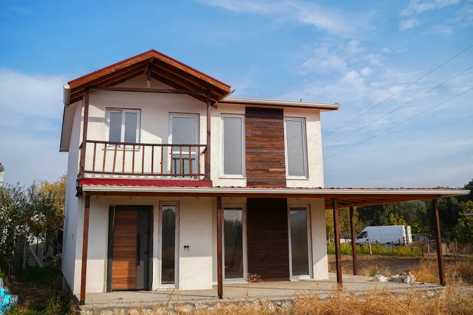 Balkonlu bahçe evi — dış cephe ve yapı detayları