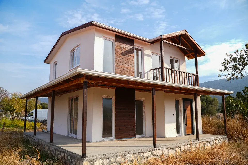 Balkonlu bahçe evi — dış cephe ve yapı detayları