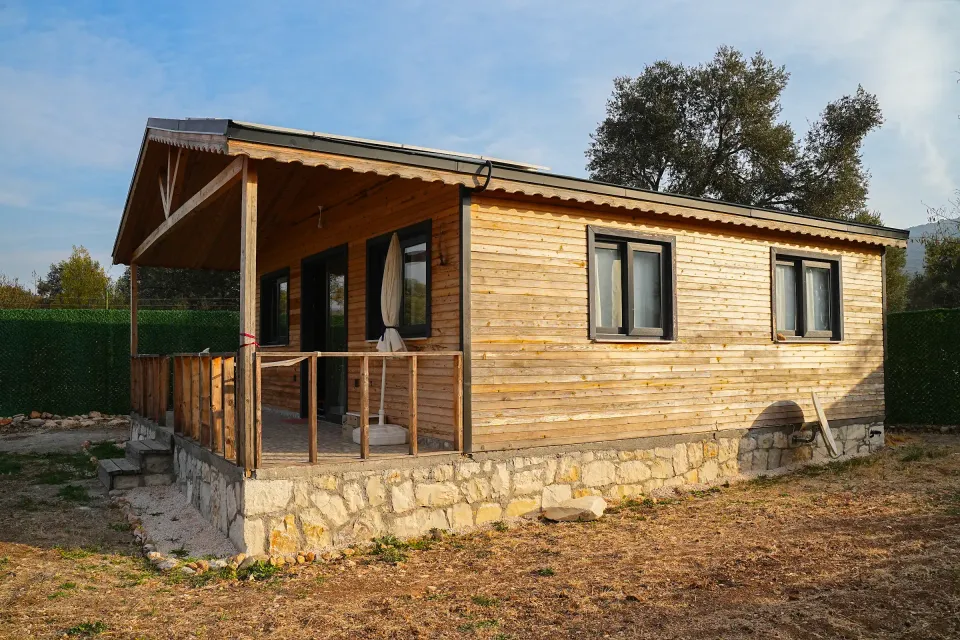 İsina Evi · Verandalı yaşam — dış cephe ve yapı detayları