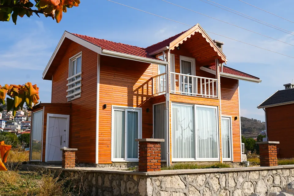 Balkonlu ahşap ev — dış cephe ve yapı detayları