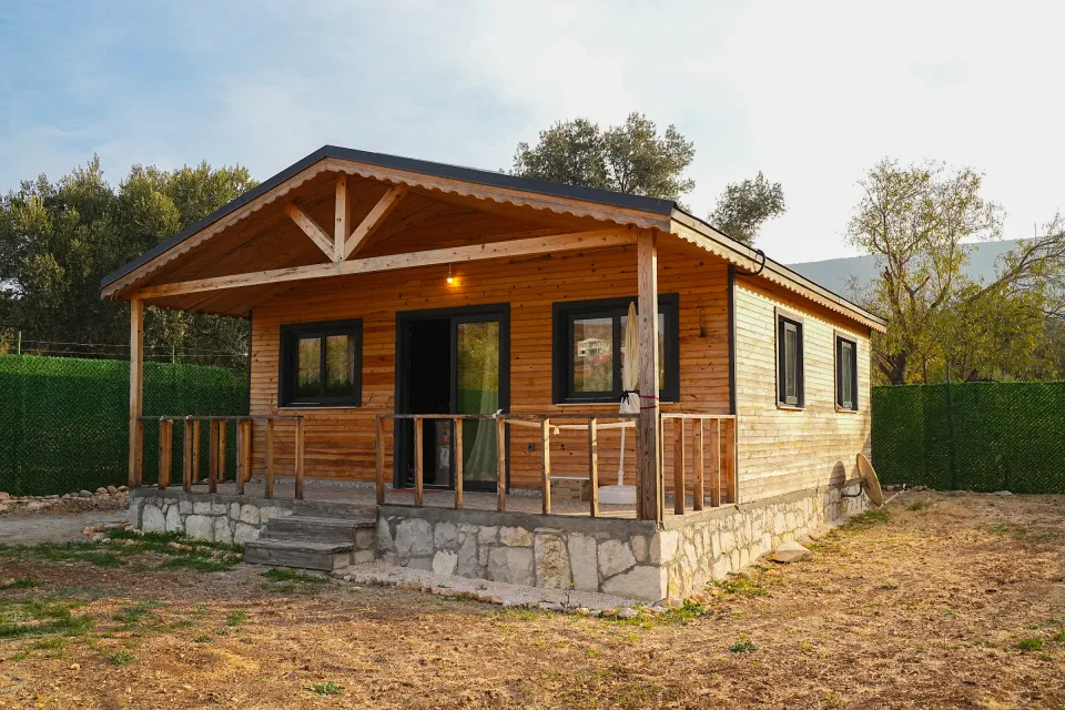 İsina Evi · Verandalı yaşam — dış cephe ve yapı detayları