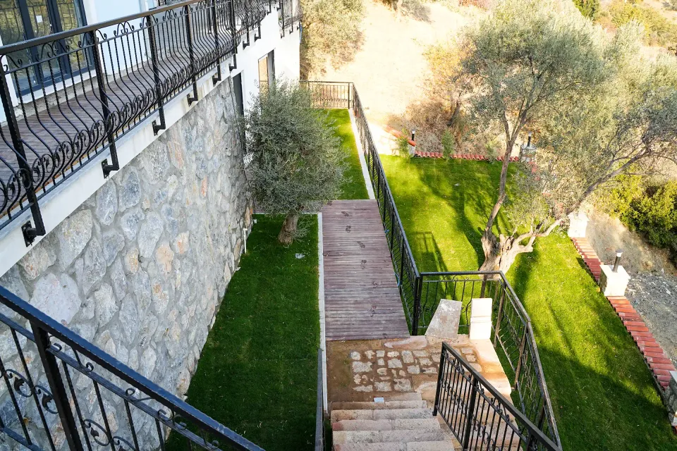 Taş dokulu bahçe evi — dış cephe ve yapı detayları