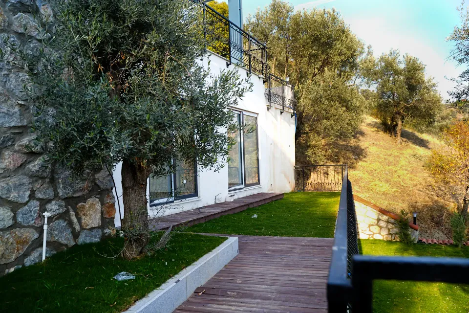 Taş dokulu bahçe evi — dış cephe ve yapı detayları