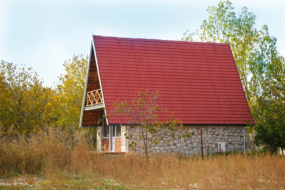 Kom Evi — dış cephe ve yapı detayları