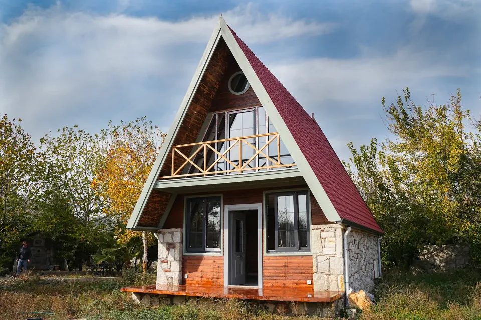 Tolimoni Evi · Üçgen çatı — dış cephe ve yapı detayları