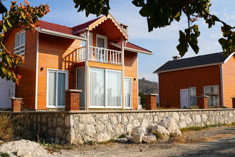 Balkonlu ahşap ev — dış cephe ve yapı detayları