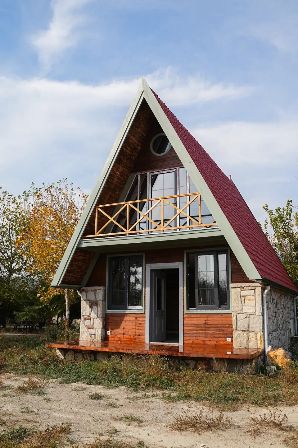 Tolimoni Evi · Üçgen çatı — dış cephe ve yapı detayları