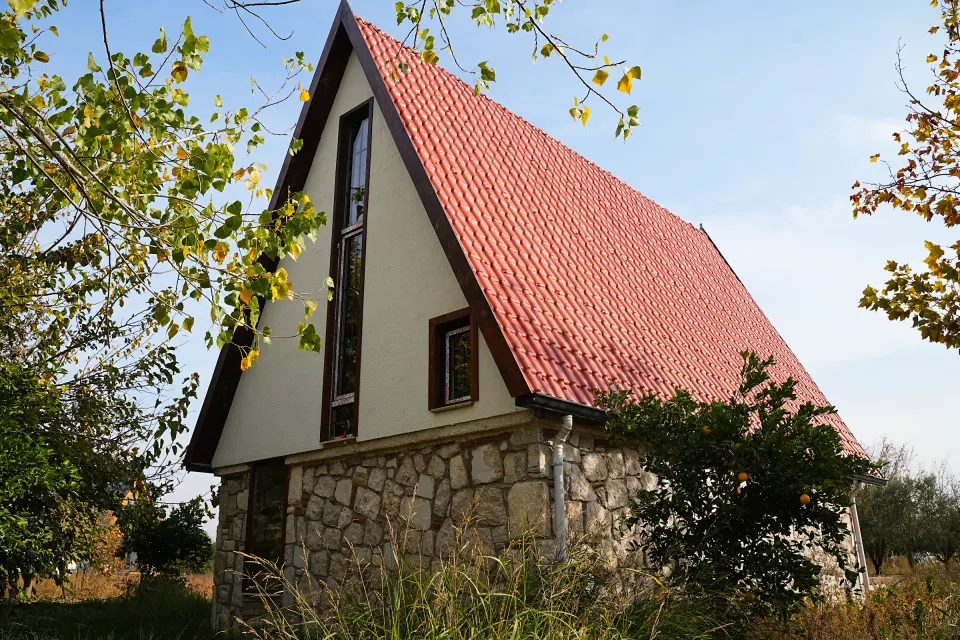 Tolimoni Evi · Üçgen çatı — dış cephe ve yapı detayları