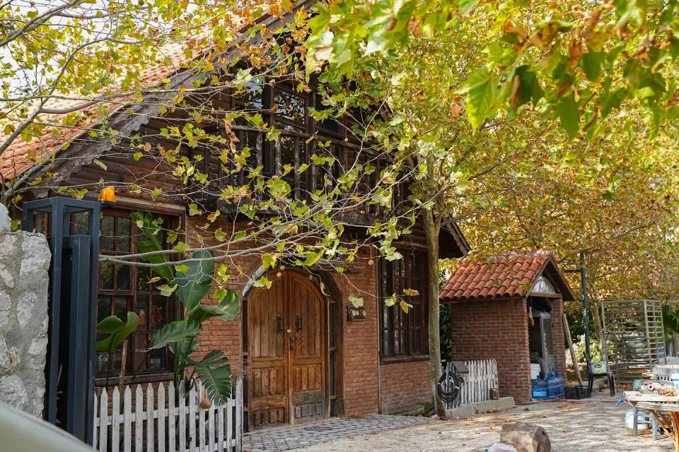 Rakani Evi · Ahşap ve tuğla — dış cephe ve yapı detayları