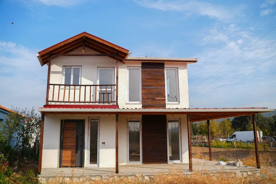 Balkonlu bahçe evi — dış cephe ve yapı detayları