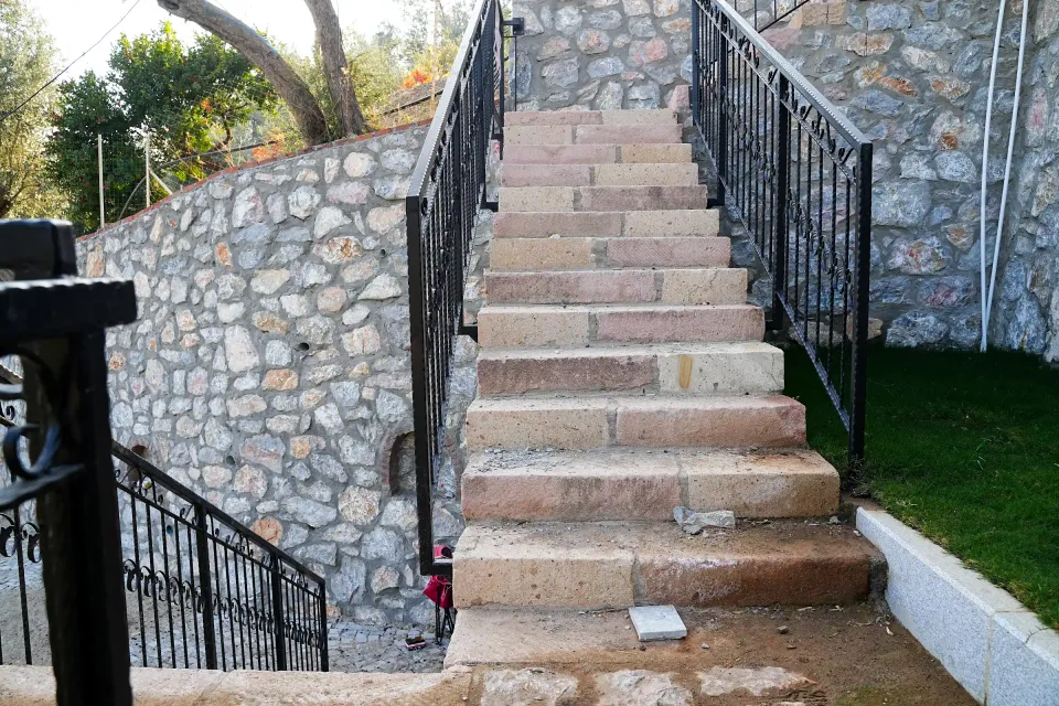 Taş dokulu bahçe evi — dış cephe ve yapı detayları