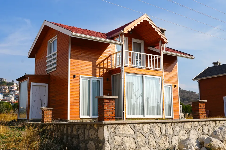Balkonlu ahşap ev — dış cephe ve yapı detayları