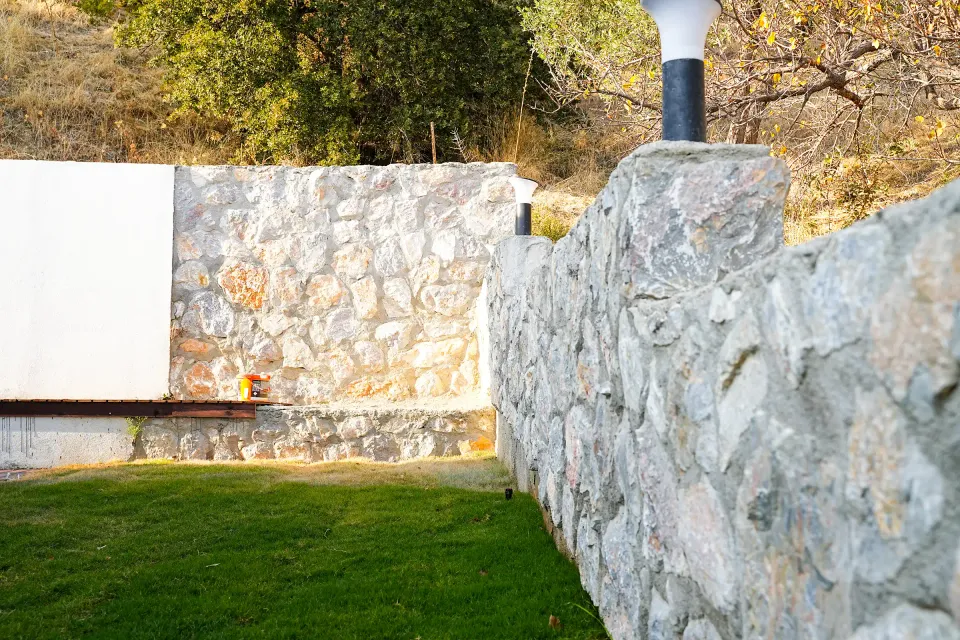 Taş dokulu bahçe evi — dış cephe ve yapı detayları