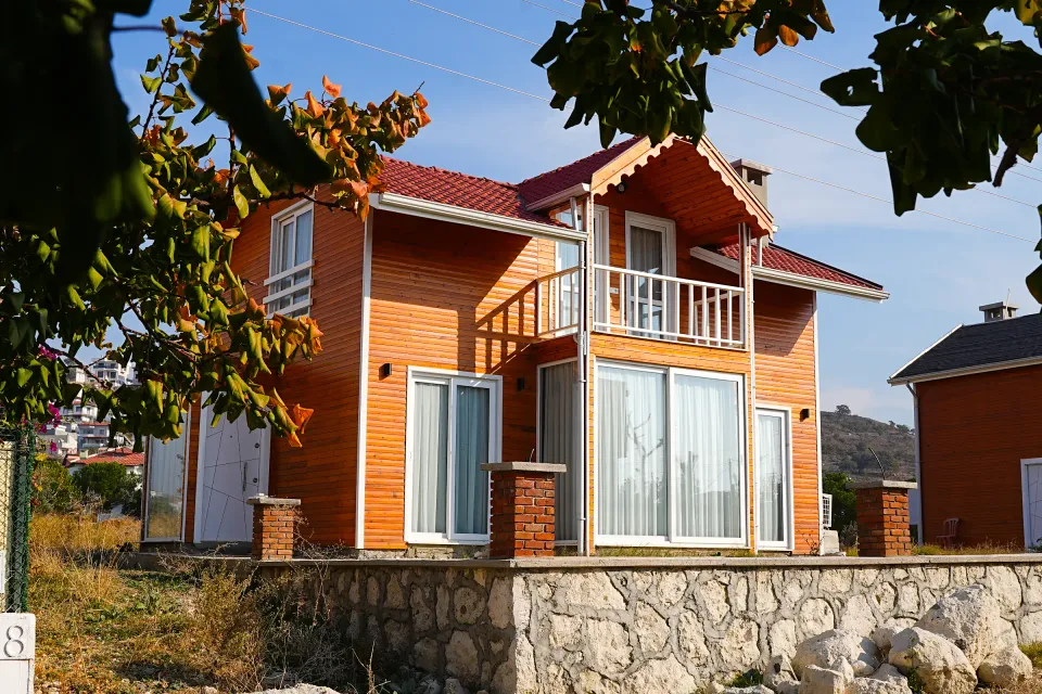 Balkonlu ahşap ev — dış cephe ve yapı detayları