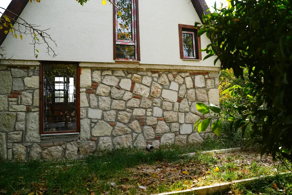 Tolimoni Evi · Üçgen çatı — dış cephe ve yapı detayları