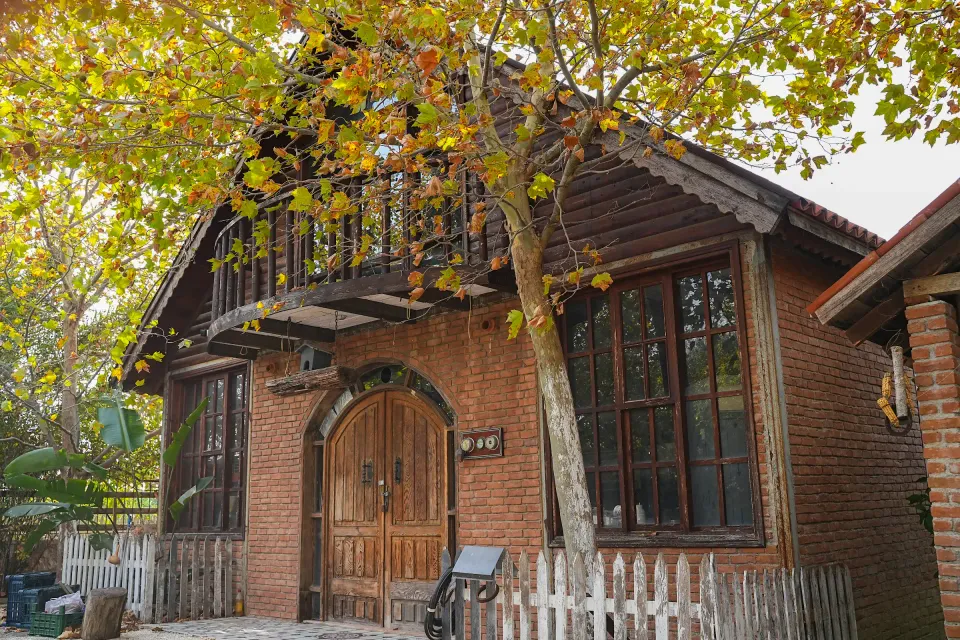 Rakani Evi · Ahşap ve tuğla — dış cephe ve yapı detayları